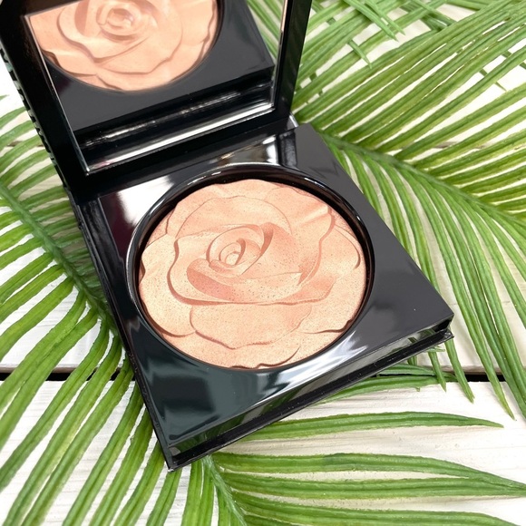 NIB MAC Selena Highligher - Picture 3 of 5